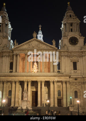 Façade de la Cathédrale St Paul de lumière la nuit. Banque D'Images