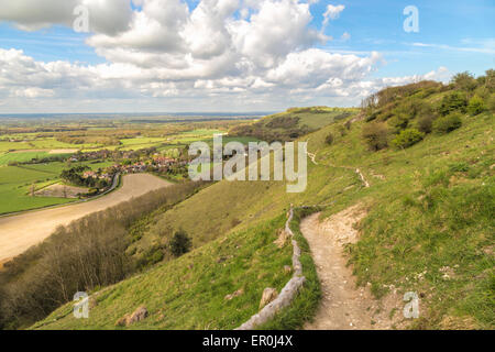 De superbes vues le long de la digue de diables sur la South Downs Way, près de Brighton, le West Sussex, Angleterre, Royaume-Uni. Banque D'Images