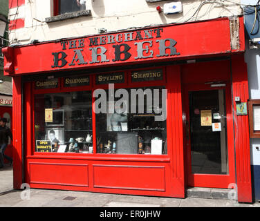 Le marchand de coiffure dans Temple bar Dublin Ireland Banque D'Images