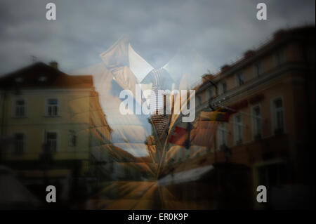 Reflet d'une rue dans une boutique dans la vieille ville de Vilnius, un site classé au patrimoine mondial et capitale de la Lituanie. Banque D'Images