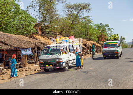 La vie passe dans les routes de l'Welkite, près de l'Éthiopie, à Addisabéba. Banque D'Images