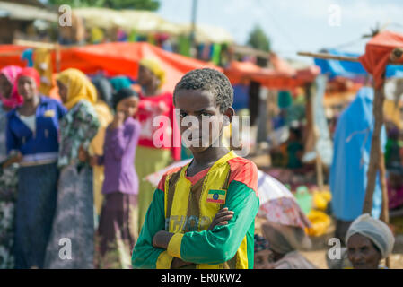 Jeune garçon éthiopien à un marché local populaire près de à Addisabéba. Banque D'Images