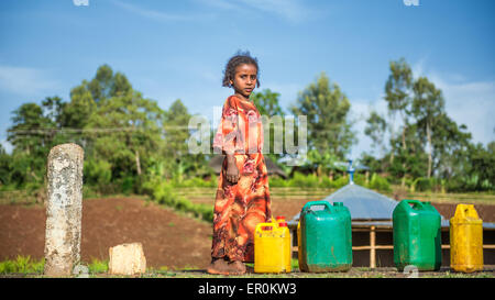Jeune fille éthiopienne pour l'eau à proximité d'Addis-Abeba. Banque D'Images
