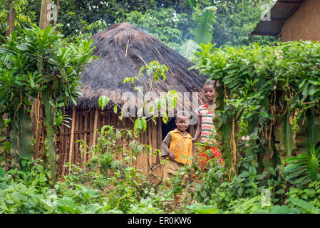 Les enfants devant leur maison en Ethiopie. Banque D'Images