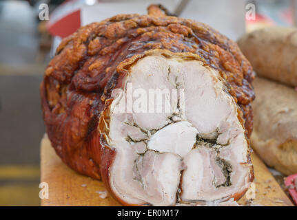 Rôti de porc, l'alimentation de rue typique de l'Italie et surtout Rome appelé Porchetta, village typique de Ariccia Banque D'Images