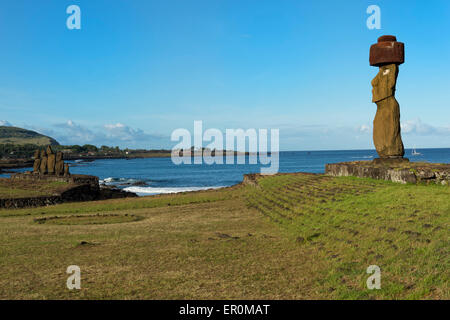 Moai portant un Pukao (Topknots), cérémonial Tahai Hanga Roa, complexes, parc national de Rapa Nui, l'île de Pâques, Chili Banque D'Images