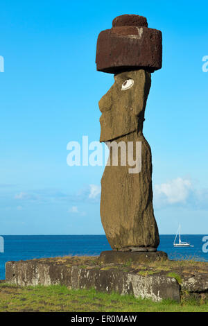 Moai portant un Pukao (Topknots), cérémonial Tahai Hanga Roa, complexes, parc national de Rapa Nui, l'île de Pâques, Chili Banque D'Images