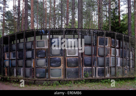 Le plus grand des mondes fait oeuvre d'environ 3000 postes de télévision et s'étend sur une superficie de 3 135 mètres carrés créé par l'artiste lituanien Gintaras Karosas dans le musée en plein air Europos Parkas ou l'Europe Park, près de la ville de Vilnius, capitale de la Lituanie Banque D'Images