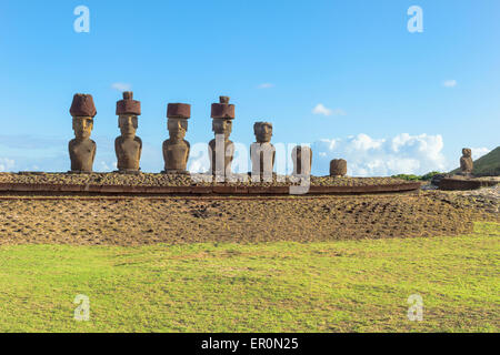 L'ahu Nao-Nao Moais portant un chapeau rouge, Anakena, parc national de Rapa Nui, l'île de Pâques, Chili, Site du patrimoine mondial de l'UNESCO Banque D'Images