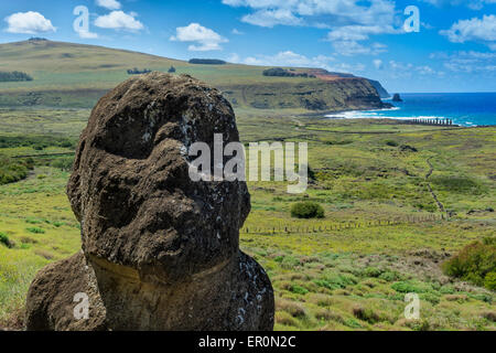 Moai agenouillée à Rano Raraku, Tongariki, dans le dos, parc national de Rapa Nui, l'île de Pâques, Chili, UNESCO World Heritage Banque D'Images