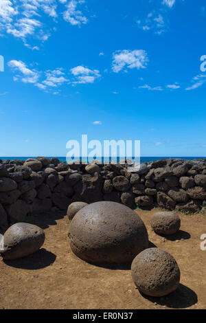 Te Pito Kura Henua stone (le nombril du monde), Parc national de Rapa Nui, l'île de Pâques, Chili, UNESCO World Heritage Banque D'Images