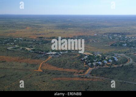 L'Australie, Territoire du Nord, l'Uluru Kata Tjuta National Park, hébergement Yulara village (vue aérienne) Banque D'Images