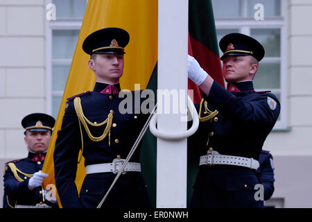 Les membres de l'Armée de l'air lituanienne ou la direction générale de l'aviation militaire FAL de l'armée lituanienne la levée du drapeau national lituanien au cours de l'évolution des gardes de cérémonie devant le palais présidentiel, dans la vieille ville de Vilnius, la capitale de la Lituanie Banque D'Images