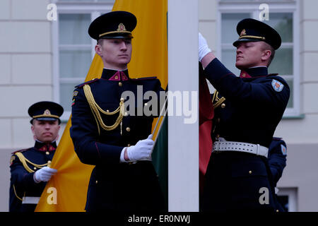 Les membres de l'Armée de l'air lituanienne ou la direction générale de l'aviation militaire FAL de l'armée lituanienne du drapeau national de sensibilisation au cours de l'évolution des gardes de cérémonie devant le palais présidentiel, dans la vieille ville de Vilnius, la capitale de la Lituanie Banque D'Images