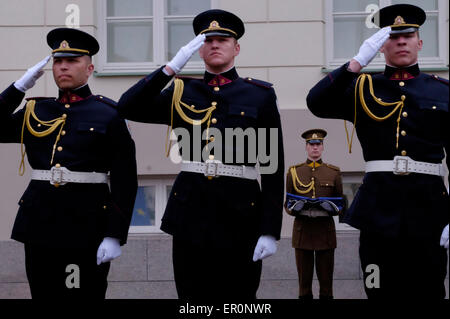 Les membres de l'Armée de l'air lituanienne ou la direction générale de l'aviation militaire FAL de l'armée lituanienne qui participent à l'évolution des gardes de cérémonie devant le palais présidentiel, dans la vieille ville de Vilnius, la capitale de la Lituanie Banque D'Images