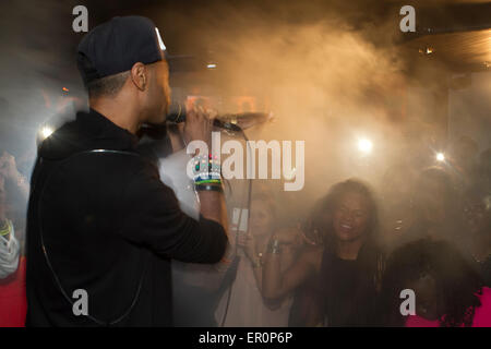 Loony Johnson kizomba singer à Manchester de la scène entouré de fans Crédit : Ewa Skibinska/Alamy Live News 2015 Banque D'Images