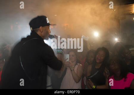 Loony Johnson kizomba singer à Manchester de la scène entouré de fans, 2015 Banque D'Images