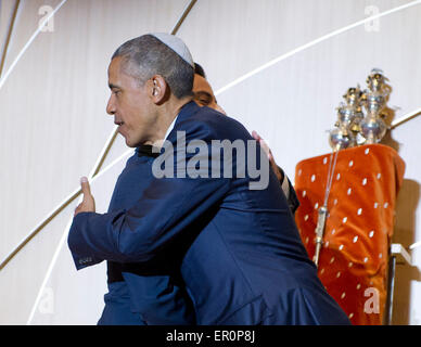 Le Rabbin Senior Gil Steinlauf se félicite le président des États-Unis Barack Obama à l'Adas Israel à Washington, DC le vendredi 22 mai, 2015. Le président a visité la synagogue de leurs remarques pour célébrer le Mois du patrimoine juif américain. La visite coïncide avec le Shabbat de solidarité, un effort mondial par des hauts fonctionnaires de partout dans le monde visiter les synagogues dans leurs pays pour mettre en lumière leur engagement dans la lutte contre l'antisémitisme. Credit : Ron Sachs/CNP - AUCUN FIL SERVICE - Banque D'Images