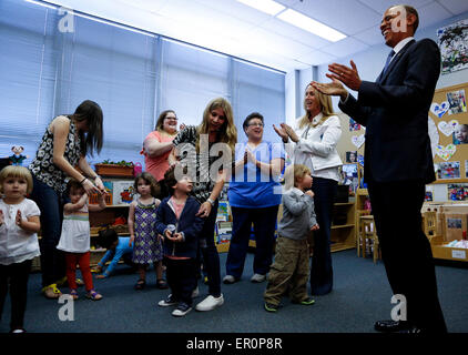 Washington, DC. 22 mai, 2015. Le président des États-Unis Barack Obama visites pré-scolaire dans une salle de classe de l'Adas Israel après la prestation de commentaires à l'occasion du Mois du patrimoine juif américain, le vendredi 22 mai 2015, à Washington, DC. Credit : Aude Guerrucci/Piscine via CNP - AUCUN FIL SERVICE - © dpa/Alamy Live News Banque D'Images