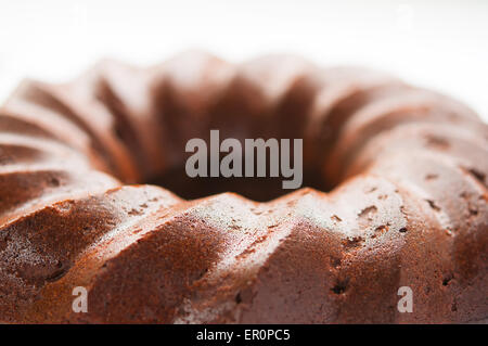 Gâteau de miel et de chocolat sur plaque blanche close up Banque D'Images