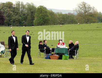 Les personnes ayant un pique-nique sur la pelouse, Glyndebourne Festival Opera, Glyndebourne, Lewes, dans le Sussex, UK Banque D'Images