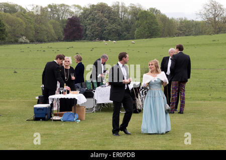 Les personnes ayant un pique-nique sur la pelouse, Glyndebourne Festival Opera, Glyndebourne, Lewes, dans le Sussex, UK Banque D'Images