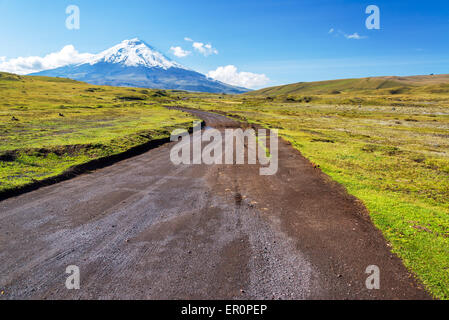 Route de terre menant à des sommets enneigés volcan Cotopaxi en Equateur Banque D'Images