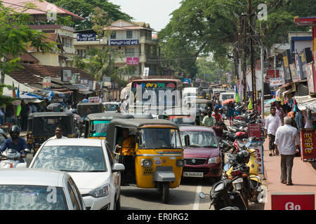 L'Inde, le Kerala, port de la ville de Cochin. Les rues surpeuplées typique de Cochin. Banque D'Images