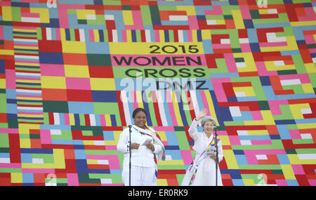 Paju, La Corée du Sud. 24 mai, 2015. La lauréate du Prix Nobel de la paix Leymah Gbowee (L) du Libéria prend la parole à une cérémonie de bienvenue de militantes, à Paju, La Corée du Sud, le 24 mai 2015. Un groupe de 30 femmes activistes sont arrivés en Corée du Sud le dimanche après une traversée historique de la zone démilitarisée (DMZ) de la République populaire démocratique de Corée (RPDC) comme un acte symbolique de la paix. Cet établissement de crédit : Yao/Xinhua/Alamy Live News Banque D'Images