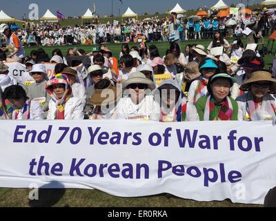 Paju, La Corée du Sud. 24 mai, 2015. Les femmes détiennent une bannière à Paju, Corée du Sud, le 24 mai 2015. Un groupe de 30 femmes activistes sont arrivés en Corée du Sud le dimanche après une traversée historique de la zone démilitarisée (DMZ) de la République populaire démocratique de Corée (RPDC) comme un acte symbolique de la paix. Credit : Jiang Ye/Xinhua/Alamy Live News Banque D'Images