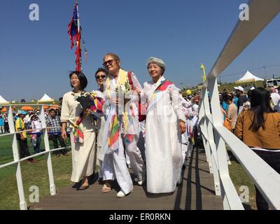 Paju, La Corée du Sud. 24 mai, 2015. Les femmes activistes mars à Paju, Corée du Sud, le 24 mai 2015. Un groupe de 30 femmes activistes sont arrivés en Corée du Sud le dimanche après une traversée historique de la zone démilitarisée (DMZ) de la République populaire démocratique de Corée (RPDC) comme un acte symbolique de la paix. Credit : Jiang Ye/Xinhua/Alamy Live News Banque D'Images