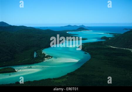 L'Australie, Queensland, Whitsunday Island, sable Eau canal descendant jusqu'à Hill Inlet et Whitehaven Beach (vue aérienne) // Austra Banque D'Images