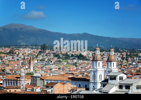 Rues de la région de Cuenca (Equateur) avec l'église de Santo Domingo visible dans le coin inférieur droit Banque D'Images