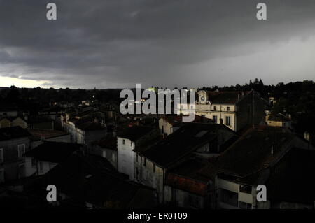 AJAXNETPHOTO. Ribérac, FRANCE. - Les nuages de tempête - Rassemblement au coucher du soleil SUR LA VILLE EN DORDOGNE. PHOTO:JONATHAN EASTLAND/AJAX REF:D130510 3713 Banque D'Images