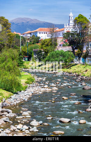 Vue d'une église à Cuenca (Equateur) avec la rivière Tomebamba en premier plan Banque D'Images