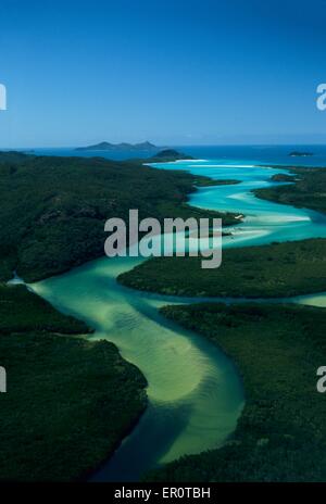 L'Australie, Queensland, Whitsunday Island, sable Eau canal descendant jusqu'à Hill Inlet et Whitehaven Beach (vue aérienne) // Austra Banque D'Images