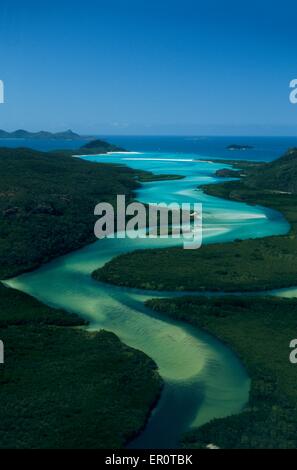 L'Australie, Queensland, Whitsunday Island, sable Eau canal descendant jusqu'à Hill Inlet et Whitehaven Beach (vue aérienne) // Austra Banque D'Images