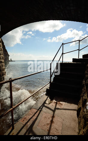 Sur la mer de piéton tunnel sous la ligne de chemin de fer. Banque D'Images