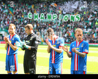 Glasgow, Ecosse. 24 mai, 2015. Scottish Premiership. Celtic contre Inverness CT. Les joueurs celtique a donné une garde d'honneur par la Caledonian Thistle joueur : Action Plus Sport/Alamy Live News Banque D'Images