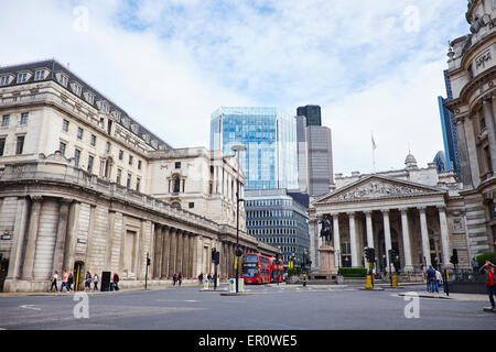 Afficher le long de Threadneedle Street Banque d'Angleterre sur la gauche et le Royal Exchange sur la droite, Threadneedle Street London UK Banque D'Images