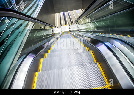 Trottoir roulant de l'aéroport aussi walkalator movator, tapis roulant et. Banque D'Images