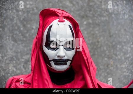 Londres, Royaume-Uni. 24 mai 2015. Une femme vêtue comme la mère de Darth Maul de Star Wars pose, en tant que fans de comic books, anime, jeux et plus se réunir dans le MCM bi-annuel à l'événement Comic-Con Excel Centre qui célèbre la culture pop. Crédit : Stephen Chung / Alamy Live News Banque D'Images