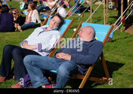 Hay Festival Powys, Pays de Galles, Royaume-Uni Mai 2015 visiteurs à l'Hay Festival profitez d'une chance de dormir dans les transats en fin d'après-midi ensoleillée après une journée bien remplie sur le site du Festival. Banque D'Images