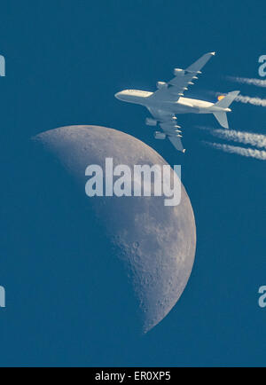 Francfort, Allemagne. 24 mai, 2014. Un A380 de la compagnie aérienne Lufthansa semble que c'est voler près de la lune croissante au-dessus de Francfort (Oder), Allemagne, 24 mai 2015. L'avion est sur son voyage à Beijing, Chine. Selon le calendrier actuel, la lune est de 40  % et 402 701 km visible à partir de la terre. Dpa : Crédit photo alliance/Alamy Live News Banque D'Images