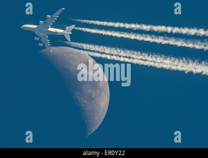 Francfort, Allemagne. 24 mai, 2014. Un A380 de la compagnie aérienne Lufthansa semble que c'est voler près de la lune croissante au-dessus de Francfort (Oder), Allemagne, 24 mai 2015. L'avion est sur son voyage à Beijing, Chine. Selon le calendrier actuel, la lune est de 40  % et 402 701 km visible à partir de la terre. Dpa : Crédit photo alliance/Alamy Live News Banque D'Images