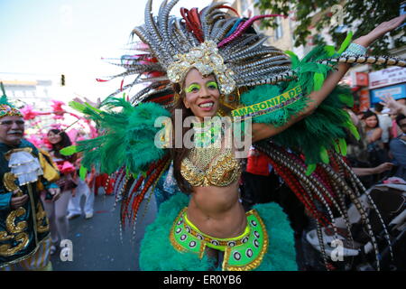 Berlin, Allemagne. 24 mai, 2015. Avec des costumes de l'artiste au Carnaval des Cultures à Hermannplatz à Berlin. Berlin célèbre 'Karneval', avec la persuasion de batterie, le charme de danses asiatiques avec costumes traditionnels ou la présentation d'idées pour l'avenir. Dans un mouvement, n'est plus de 60 groupes apportent carnival art qui la procession démarre à partir de la Hermannplatz. Credit : Simone Kuhlmey/Pacific Press/Alamy Live News Banque D'Images