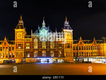 AMSTERDAM - 15 avril : la gare centrale d'Amsterdam le 15 avril 2015 à Amsterdam, Pays-Bas. Banque D'Images