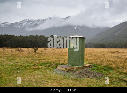 Petite toilette à compostage par Lake Gunn marche dans la nature sur la Milford Road dans Fjordland ile sud Nouvelle Zelande Banque D'Images