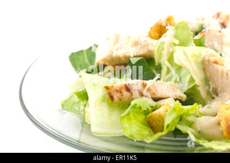 Salade César au poulet isolé sur un fond blanc avec crutons et vinaigrette crémeuse épaisse Banque D'Images
