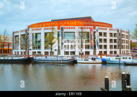 AMSTERDAM - 16 avril : Nationale Opera and Ballet (Stopera) le 16 avril 2015 à Amsterdam, Pays-Bas. Banque D'Images